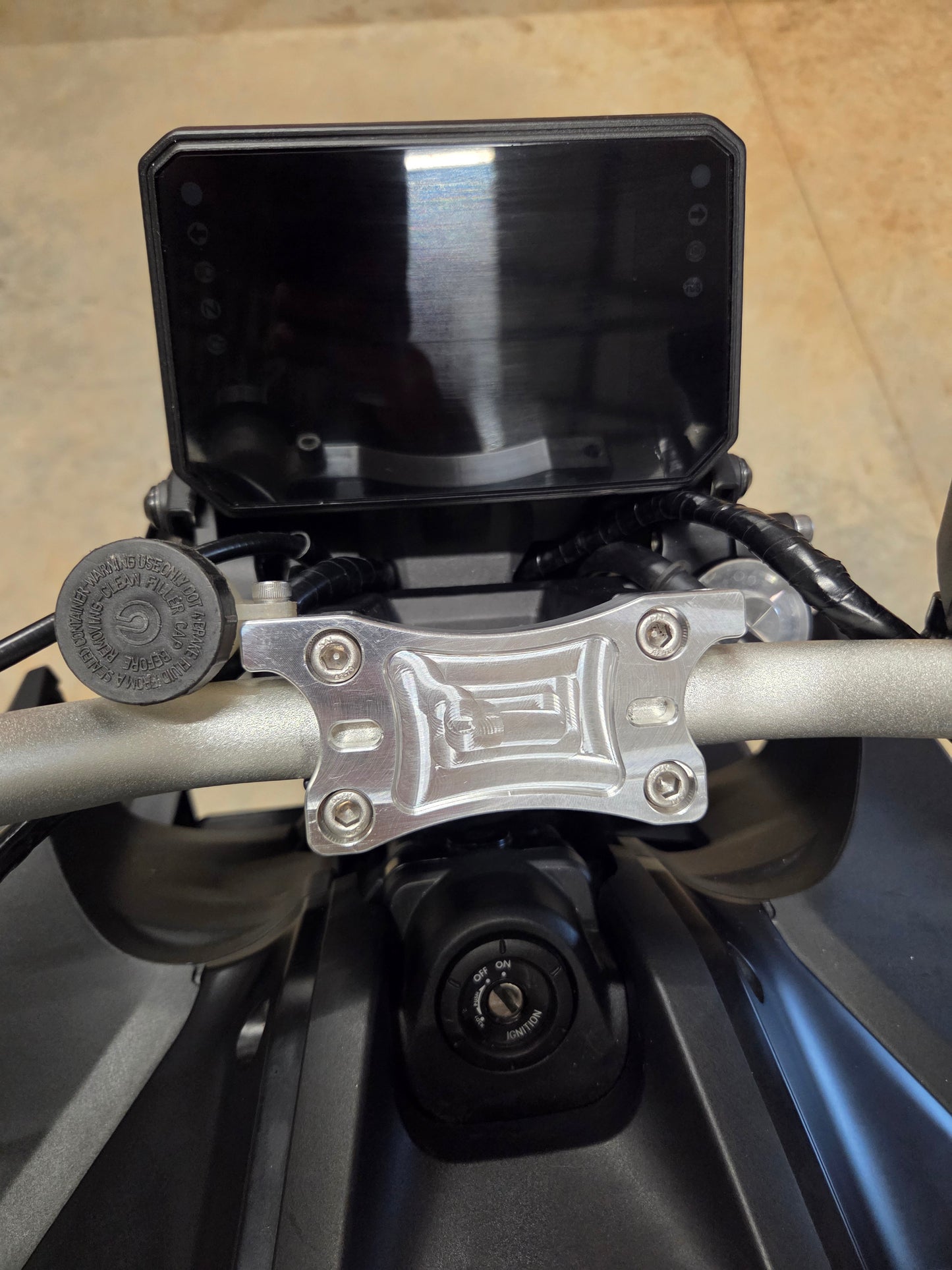 2025+ MT07 RISER CAP W/RESERVOIR MOUNTS