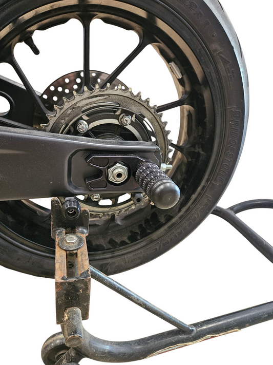 R7 FZ/MT07 REAR AXLE SLIDERS WITH AXLE BLOCKS